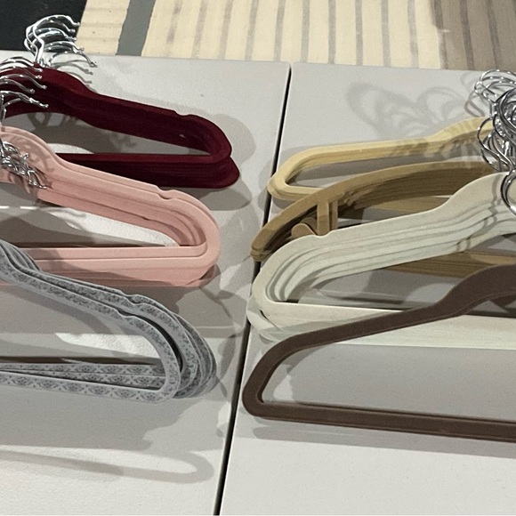 50 Felt Grip Hangers - Picture 4 of 5